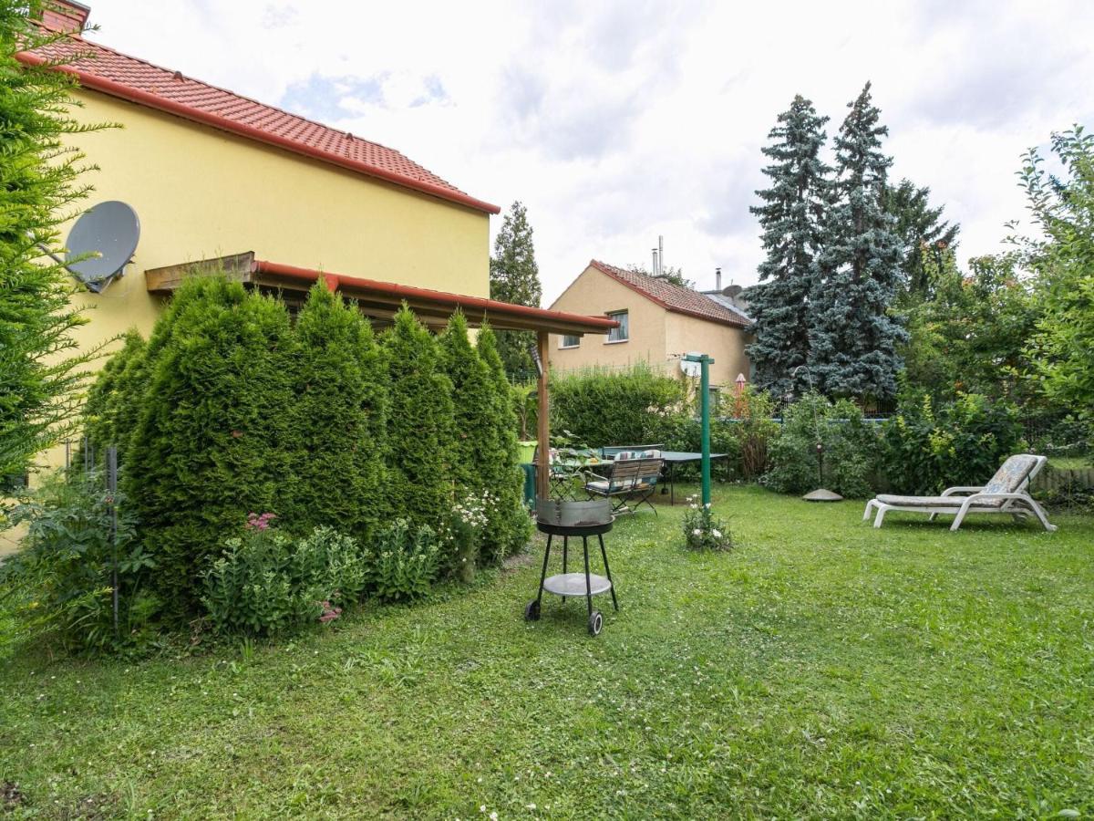 Lively Holiday Home In Wien With Private Garden Exterior photo